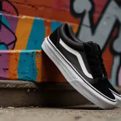 Dlaczego Vans czarno-białe nigdy nie wyjdą z mody? Sekrety marki