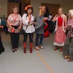 Jak się ubrać na imprezę w stylu PRL: praktyczny poradnik i inspiracje