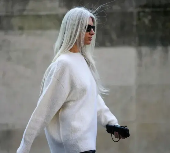 Włosy cieniowane od góry: Komu pasuje i jak stylizować ten trend?
