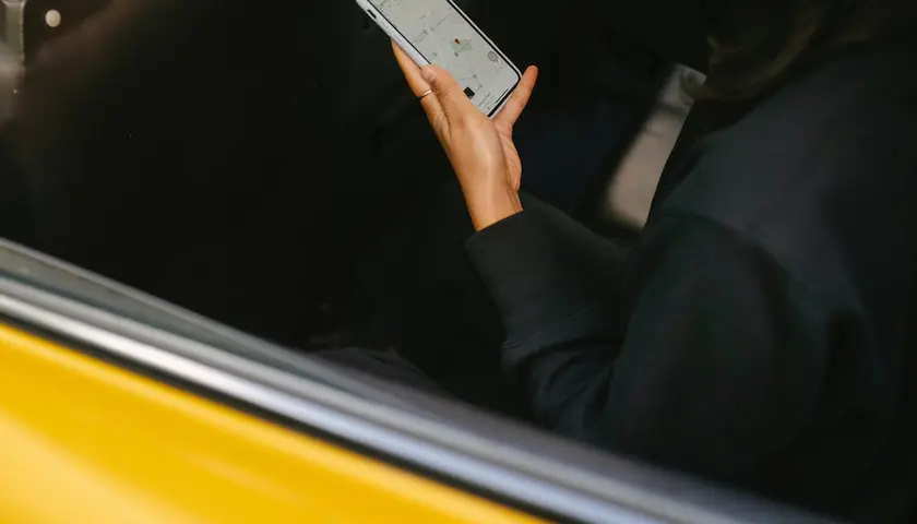 Jak napisać na Tinderze? 7 sprawdzonych sposobów na udany początek rozmowy