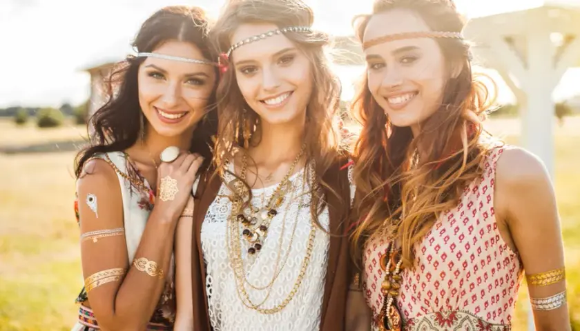 Jak ubierać się w stylu boho: kompletny poradnik z inspiracjami na 2025
