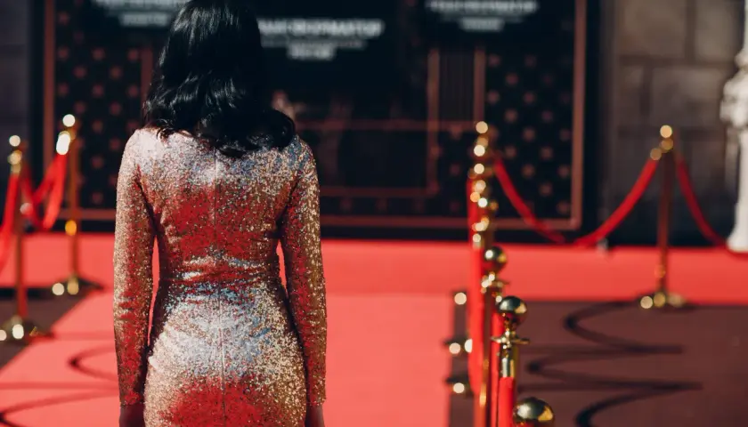 Jak się ubrać na imprezę w stylu red carpet: kompletny poradnik elegancji