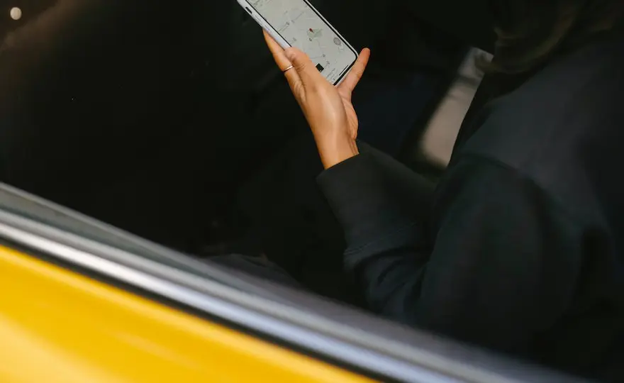 Jak napisać na Tinderze? 7 sprawdzonych sposobów na udany początek rozmowy